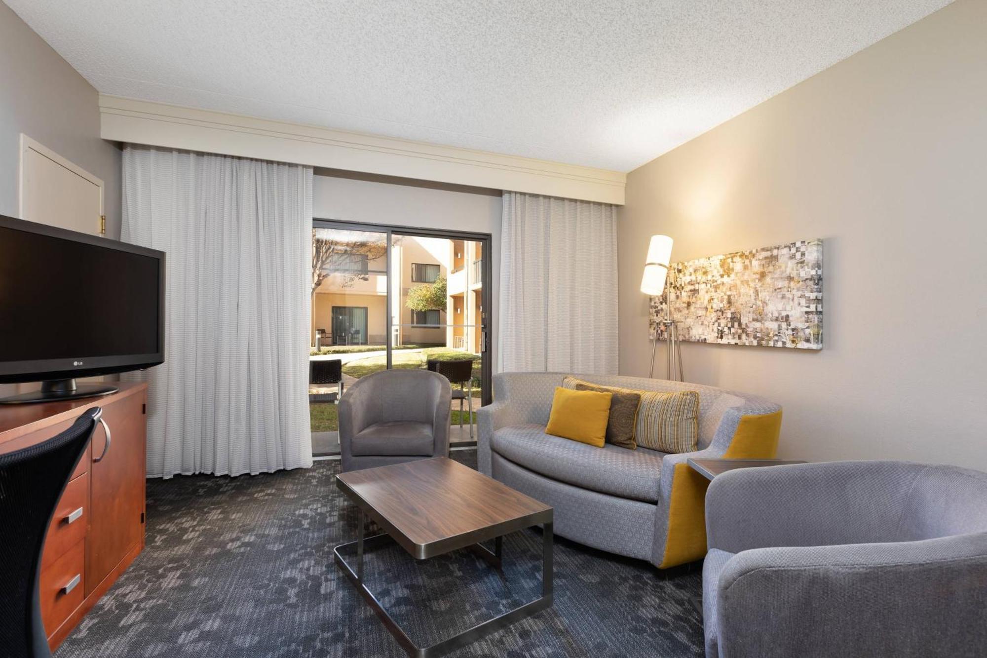 Courtyard By Marriott Dallas-Fort Worth/Bedford Exterior photo